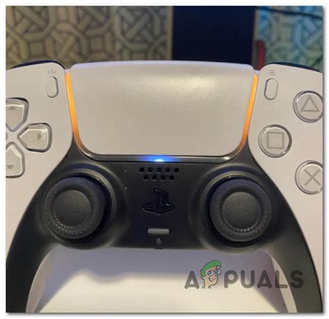 What colors are the lights on the PS5 controller when charging?