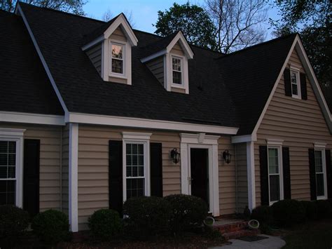 What colors go best with a black roof?