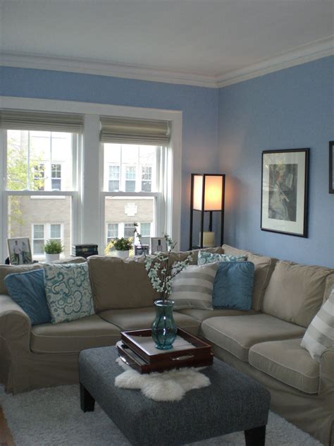 What colour goes with sky blue walls?