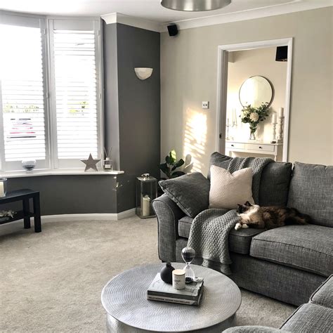 What colour walls go with a dark grey sofa?