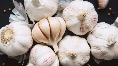 What cultures don't eat garlic?