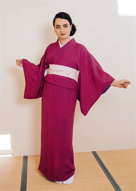 What do I wear under a kimono?