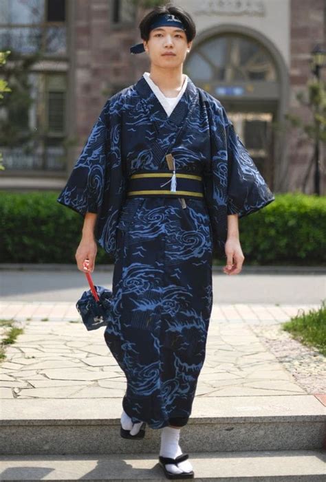 What do Japanese men wear under kimono?