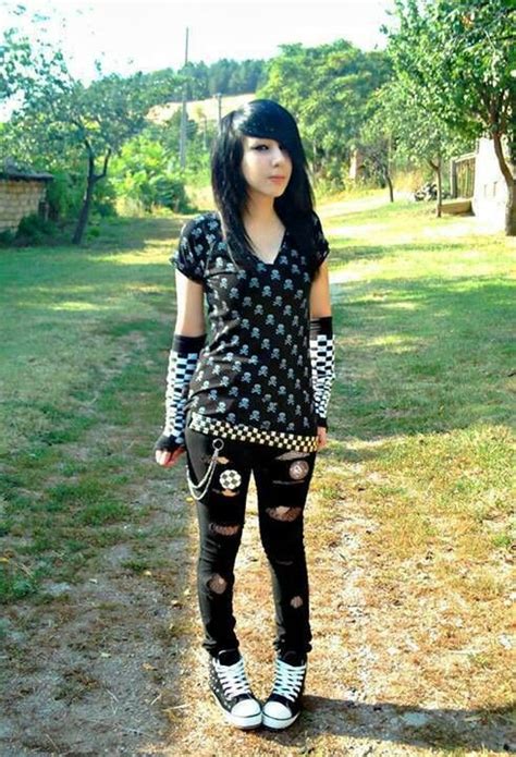 What do emo girls wear?