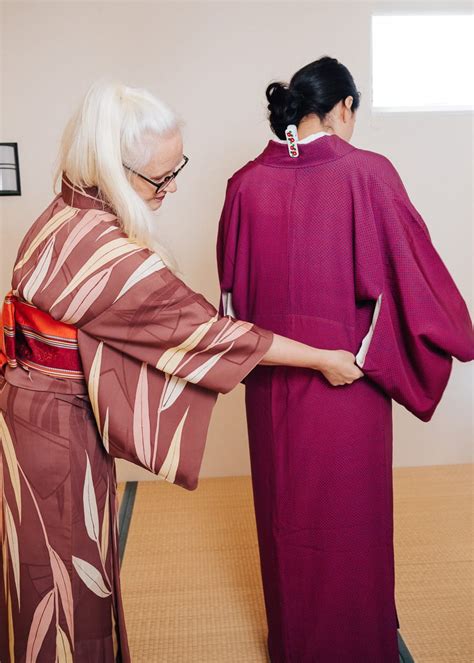 What do you wear around a kimono?