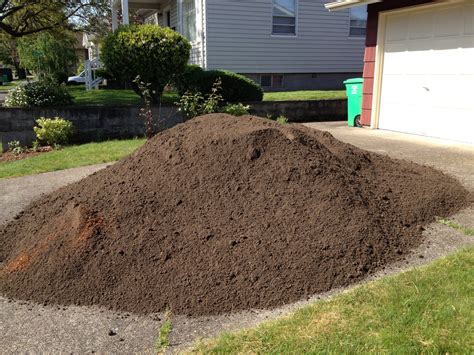 What does 1 yard of dirt look like?