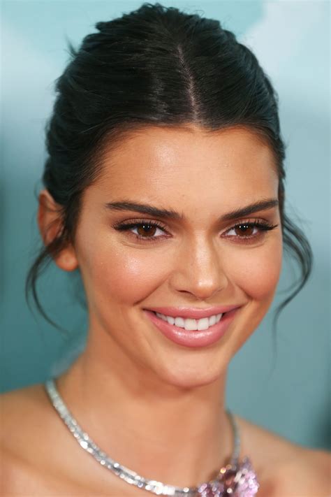 What does Kendall Jenner use to whiten teeth?