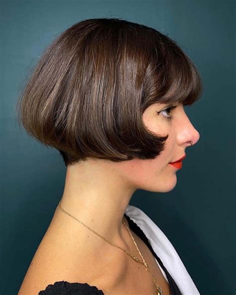 What does a French bob haircut look like?