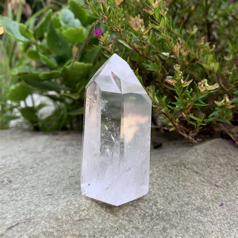 What does a clear quartz look like?