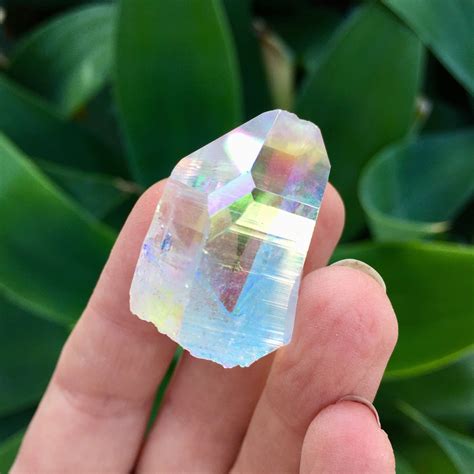 What does clear quartz look like?