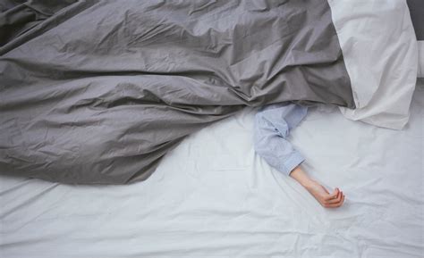 What does it mean to sleep under the covers?