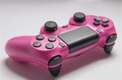 What does it mean when a PS4 controller is pink?