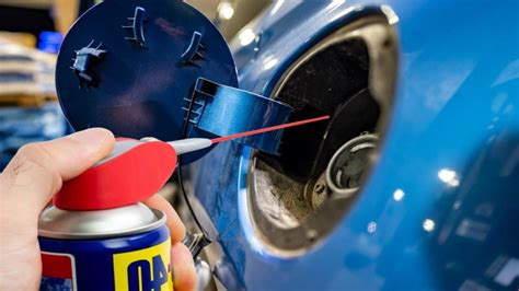 What does spraying WD-40 in gas tank do?