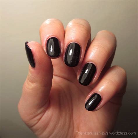 What does squoval nails look like?