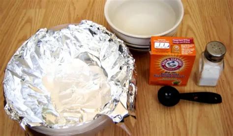 What does vinegar do to aluminum foil?
