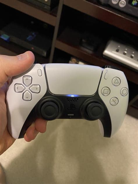 What does white light mean on PS5 controller?