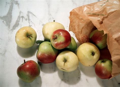 What foods should not be stored with apples?