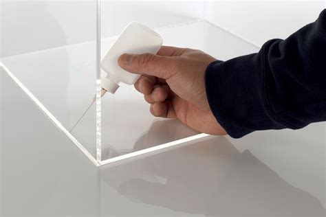 What glue stays on glass?