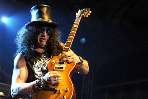 What guitar does Slash play?