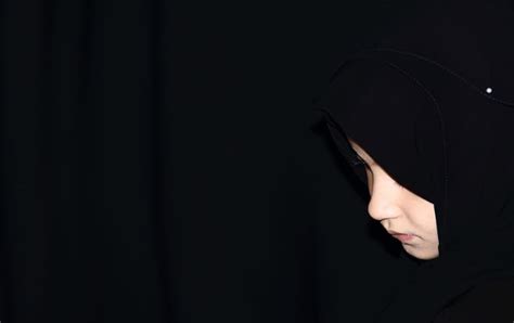 What happens if hijab falls off?