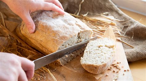 What happens if you cut fresh bread before it cools?