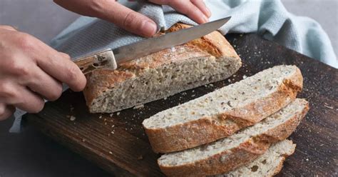 What happens if you don't let bread cool before cutting?