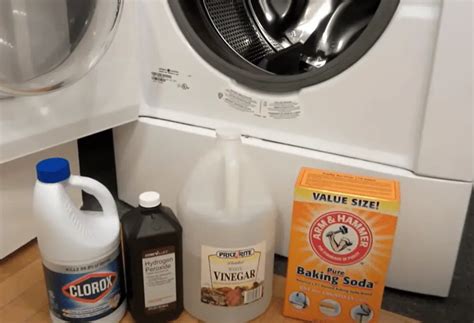 What happens if you mix bleach and vinegar in the washing machine?