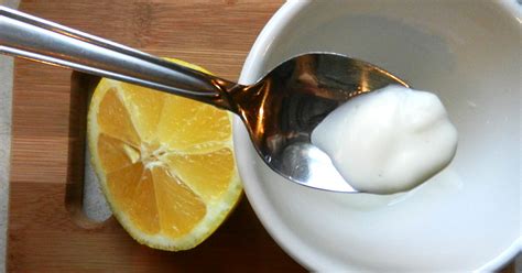 What happens when baking soda is mixed with lemon juice?