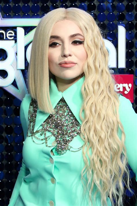 What is Ava Max hairstyle?
