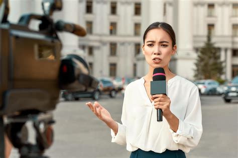 What is a female journalist called?