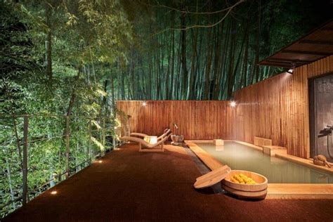 What is difference between ryokan and onsen?