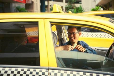 What is taxi tipping etiquette?