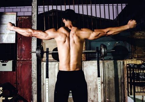 What is the average shoulder width of a bodybuilder?
