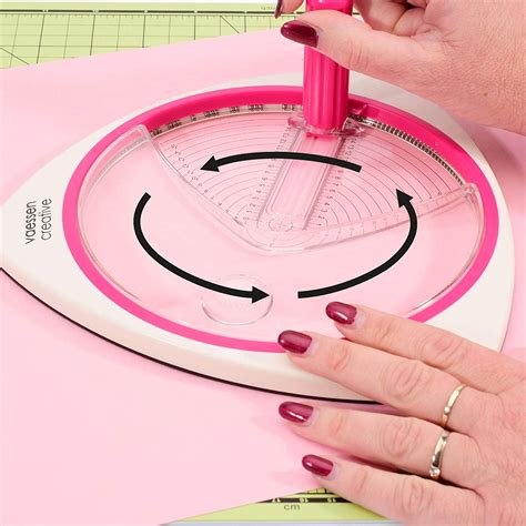 What is the best tool to cut a circle?