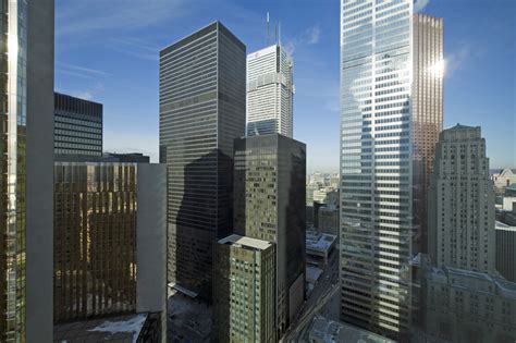 What is the biggest financial hub in Canada?