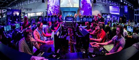 What is the difference between LAN and online esports?