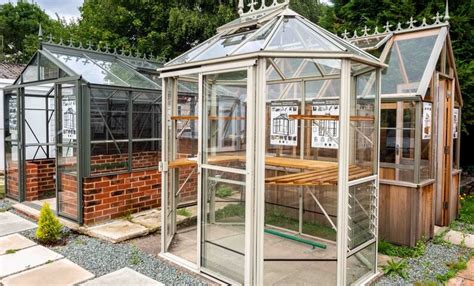 What is the difference between a greenhouse and a glasshouse?