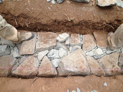 What is the disadvantage of stone wall?