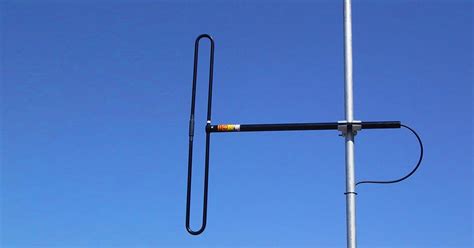 What is the frequency range of a simple dipole antenna?
