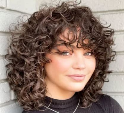 What is the hair curling trend in 2023?