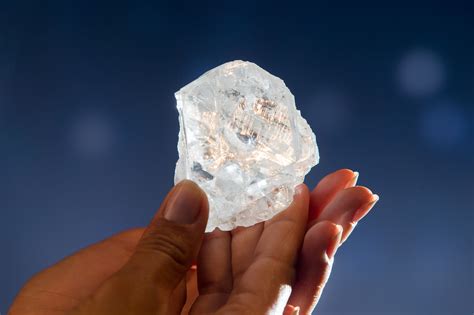 What is the largest diamond chunk found?