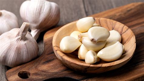 What is the life of a garlic clove?