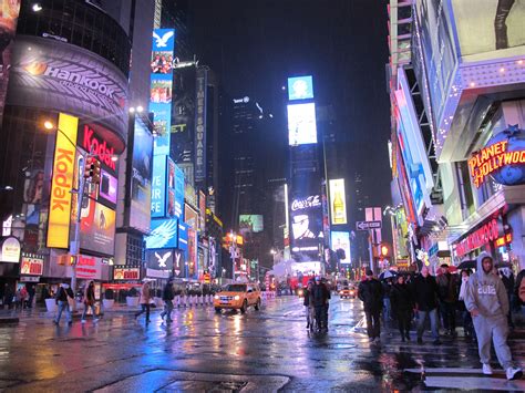 What is the quietest time at Times Square?