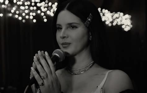 What kind of voice does Lana Del Rey have?