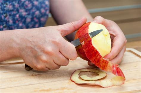 What knife is used to peel foods?