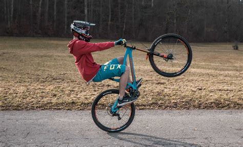 What makes a bike wheelie?