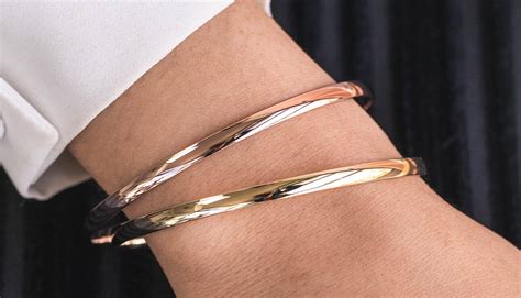 What makes a bracelet a bangle?