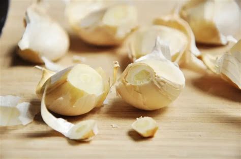What makes garlic spoil?