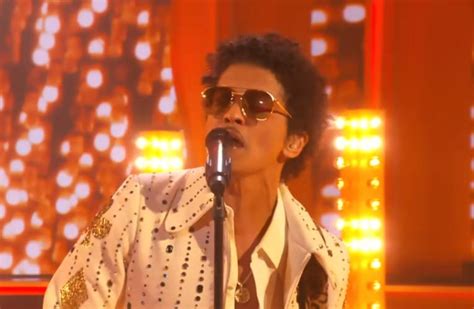 What mic does Bruno Mars use?