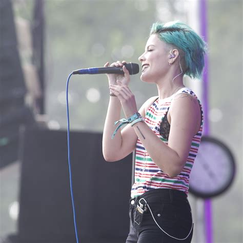 What mic does Halsey use?